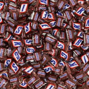ASSORTIT X Snickers Miniatures Peanut Caramel Chocolate Candy Bars Individually Wrapped Holiday Chocolates Bulk 1.5 Lbs, 75  Pcs Perfect for Trick Or Treat, Parties, Pinata Fillers (24-Oz)